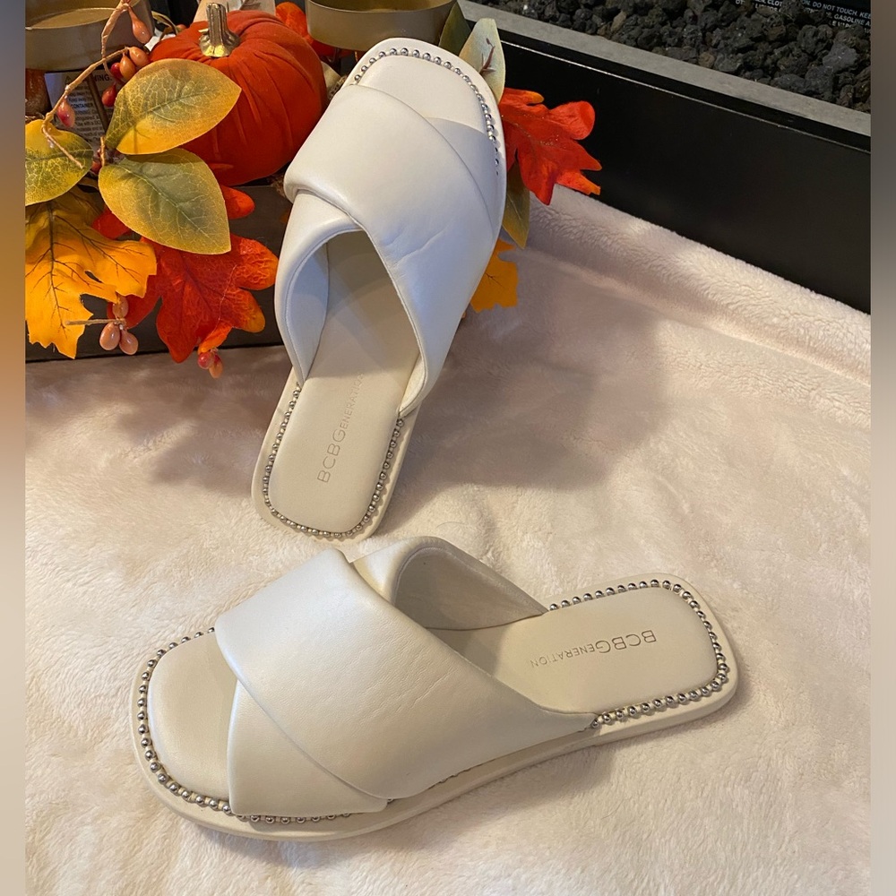 BCBGENERATION WOMEN’S WHITE SANDALS